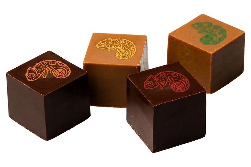 Bombons personalitzats amb el logotip d'un client en diferents colors